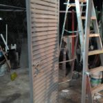 PUERTA LOUVER (TIRA) CON MARCO Y CERROJO-Grudisa