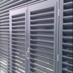 PUERTA LOUVER (TIRA) EN INTERIORES ACCESO A OFICINAS-Grudisa