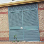 PUERTA LOUVER (TIRA) EN NAVES INDUSTRIALES-Grudisa