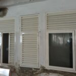 PUERTA LOUVER (TIRA) EN OFICINAS DE BODEGA-Grudisa