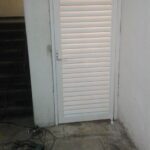 PUERTA LOUVER (TIRA) EN SANITARIO 1-Grudisa