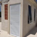 PUERTA LOUVER (TIRA) EN SANITARIOS 2-Grudisa