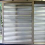 PUERTA LOUVER (TIRA) PROTECCION DE VENTANALES-Grudisa